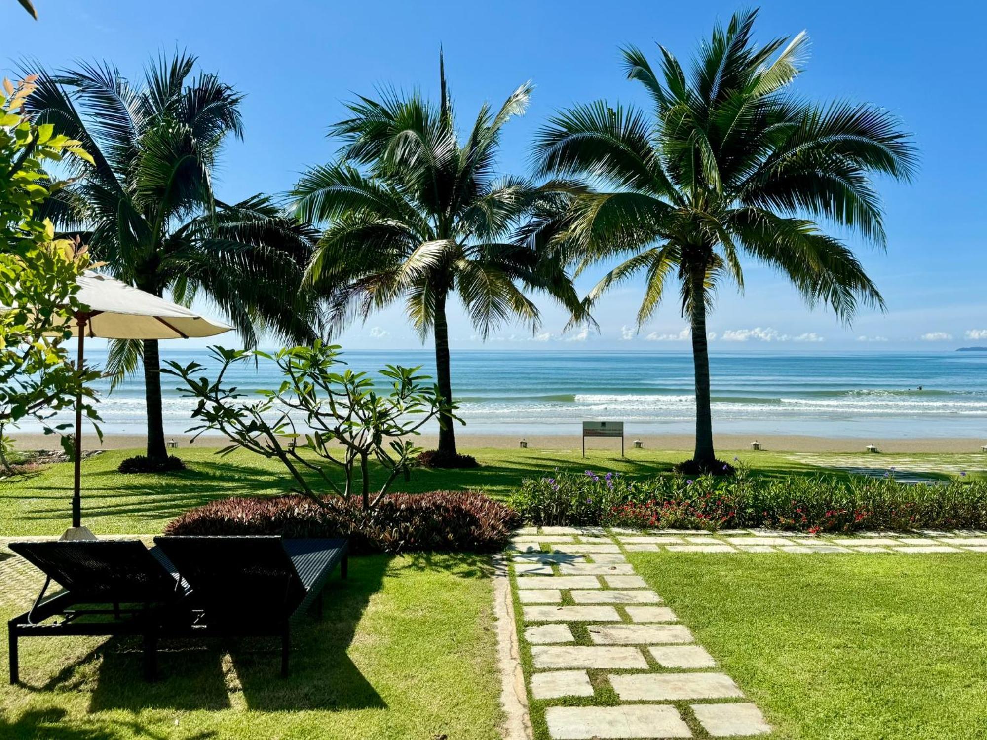Escape Condominiums Beachfront Suites - Mae Phim Rayong Dış mekan fotoğraf