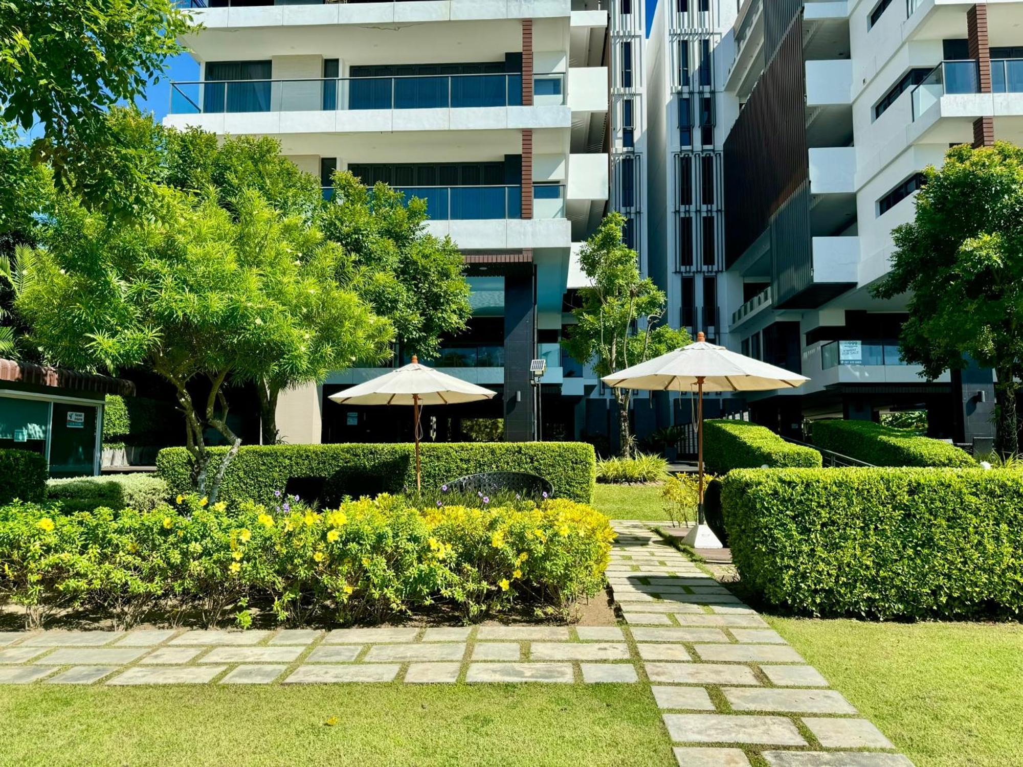 Escape Condominiums Beachfront Suites - Mae Phim Rayong Dış mekan fotoğraf