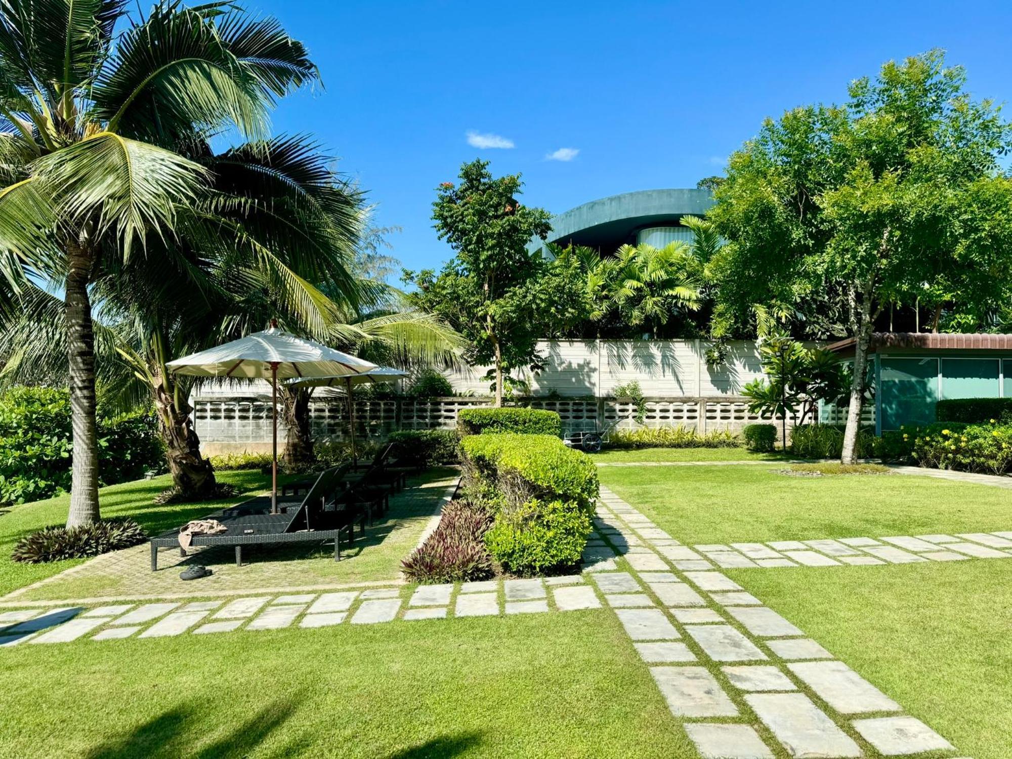 Escape Condominiums Beachfront Suites - Mae Phim Rayong Dış mekan fotoğraf