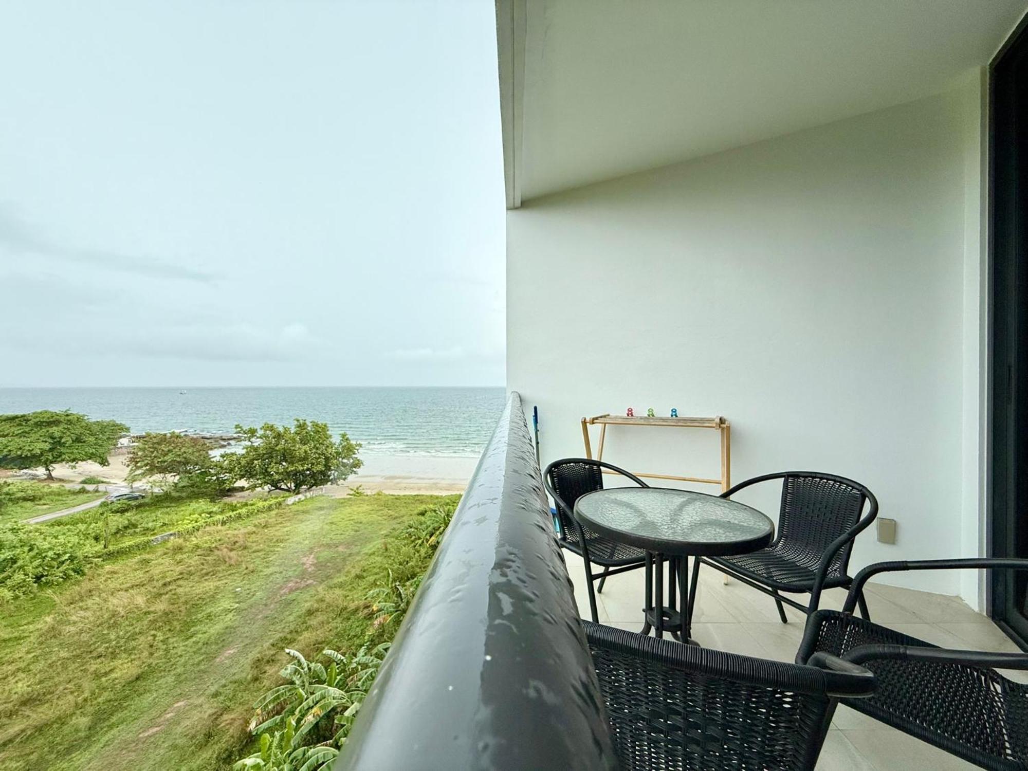 Escape Condominiums Beachfront Suites - Mae Phim Rayong Dış mekan fotoğraf